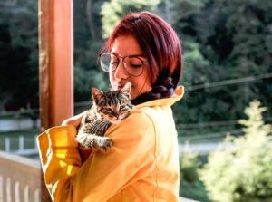 mujer con un gato